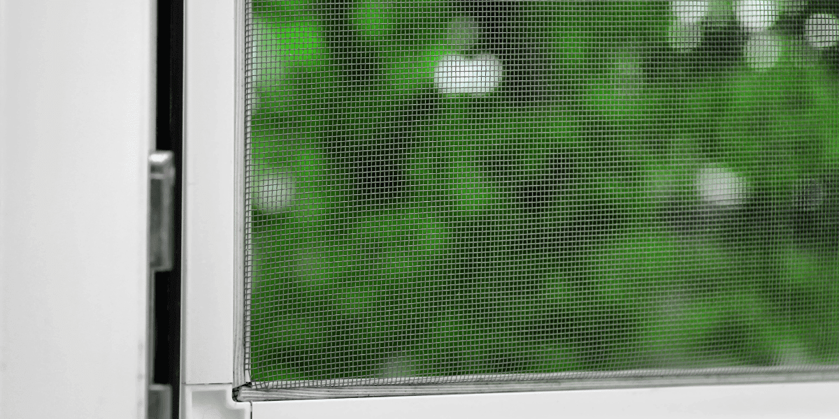 Técnico instalando mosquiteras en Sabadell a medida en ventana de aluminio