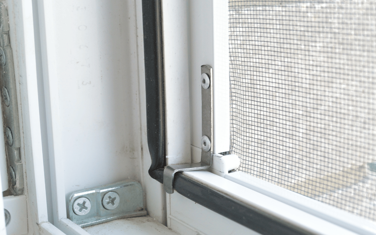 Interior de vivienda con mosquiteras en Sabadell permitiendo ventilación natural sin insectos
