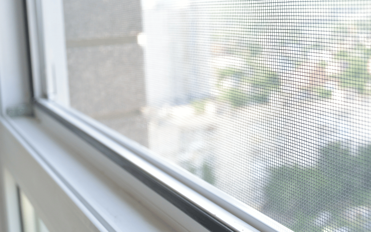 Mosquiteras en Sabadell instaladas en ventanas de vivienda moderna para protección contra insectos