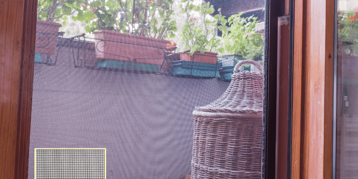Interior de hogar con mosquiteras en Terrassa permitiendo entrada de aire natural sin mosquitos