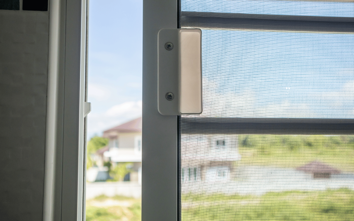 Detalle de mosquiteras en Terrassa con malla fina de alta resistencia y perfil de aluminio