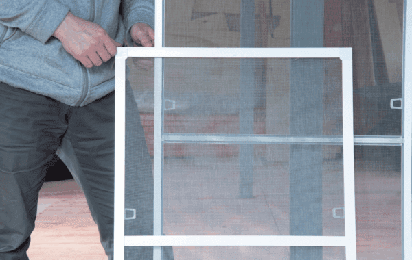 Mosquiteras en Terrassa instaladas en ventana de vivienda para ventilación sin insectos