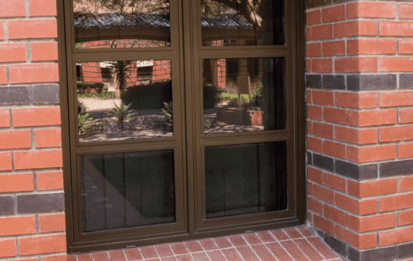 Ventanas de aluminio en Sabadell con acabado negro minimalista en vivienda contemporánea