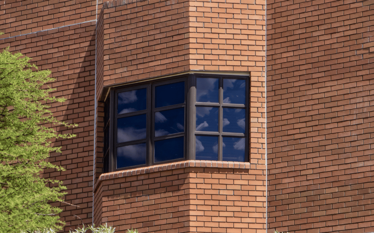 Equipo instalando Ventanas de aluminio en Sabadell en obra residencial