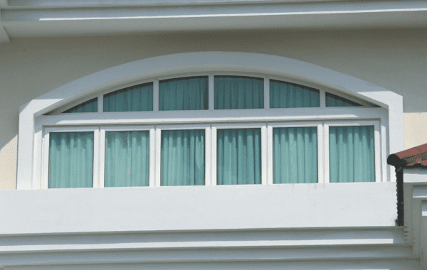Ventanas de aluminio en Cerdanyola instaladas en vivienda moderna